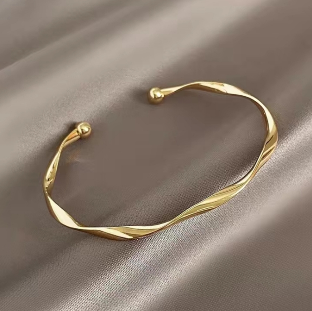 Gold Classic Minimalist Bracelet